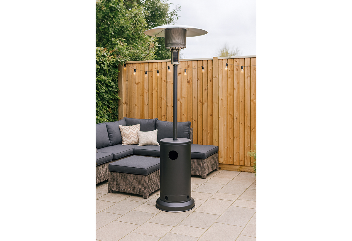 Απεικονίζεται η σόμπα σε αυλή.